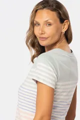 Remera rayada de manga corta con cuello redondo y cierre frontal parcial con botones.