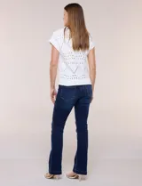 Buzo de tejido de algodón color blanco, de silueta semi holgada, con motivos de calados geométricos y guardas en zigzag. Cuenta con escote redondo, mangas cortas estilo japonesa y terminaciones acanaladas.