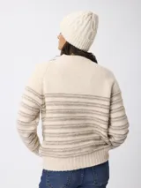 Sweater de tejido de punto en color beige con diseño de rayas horizontales en tono más oscuro. Presenta cuello redondo y mangas largas con puños ajustados.