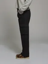 Pantalón cargo color beige, de corte recto y tiro alto, con bolsillos laterales con solapa y bolsillos traseros.