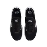Championes Nike Free de running, color negro con suela blanca y logo de la marca en el lateral. Diseño de tejido transpirable y suela flexible.