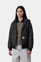 Campera puffer negra de tafetán de nailon reciclado, con capucha ajustable, cierre frontal bidireccional y bolsillos tipo canguro. Presenta puños y dobladillo de punto acanalado y detalle de etiqueta cuadrada tejida en el bolsillo.