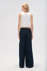 Pantalón ancho de denim negro, tiro alto y corte palazzo.