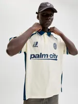 Camiseta tipo polo de manga corta con calce holgado, confeccionada en tejido liviano y flexible. Presenta cuello clásico, detalles en contraste y estampados gráficos en el frente con estilo deportivo.