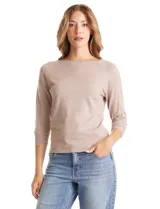 Buzo de tejido fino en color beige, con cuello redondo, mangas tres cuartos y diseño raglán.
