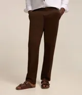 Pantalón de sarga color marrón con textura de espina de pez, corte recto, cintura elástica y bolsillos laterales.