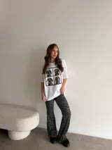 Remera blanca de algodón con estampa frontal dividida en cuatro paneles con fotos de un perro galgo.