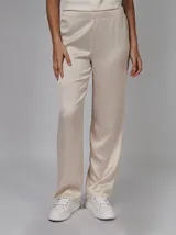 Pantalón de poliéster color beige con textura plisada, corte recto y cintura elástica.