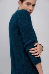 Cárdigan abierto color marrón de punto bouclé, confeccionado en 100% baby alpaca.