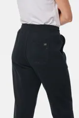Pantalón deportivo negro de felpa con cintura ajustable con cordón.