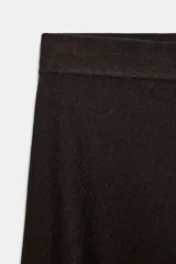 Falda midi de tejido de punto color marrón oscuro, con tiro medio, cintura elástica y diseño de bajo asimétrico.