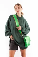 Bandolera azul de cuero vacuno con correa trenzada hecha a mano, forro interior y cierre con broche imán.