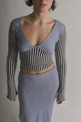 Top de jersey estampado con escote en V y mangas largas acampanadas.