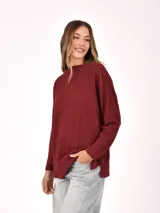 Buzo de tejido de punto tipo waffle en color negro, con cuello redondo, mangas largas y corte holgado.