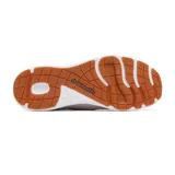 Championes Columbia modelo Castback PFG, color beige con suela blanca y base de caucho color caramelo. Diseñados con malla transpirable, orificios de drenaje y tecnología Omni-Max para mayor estabilidad y tracción en terrenos mojados.