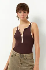 Body negro sin mangas con escote pronunciado con cierre.