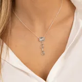 Collar de plata 925 con cadena de 45 cm más 5 cm de extensión, con tres piedras de topacio azul: una redonda y dos en forma de gota.