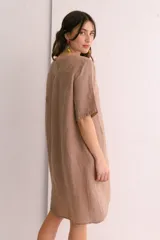 Vestido corto color arena de lino, con cuello en V y mangas cortas.