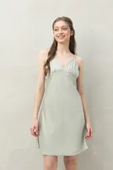 Camisón de pijama negro de tejido satinado con leve elasticidad, escote en V, recorte bajo busto y tiras finas regulables.