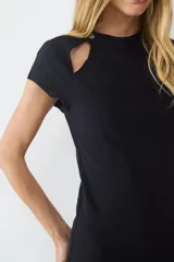 Vestido corto negro de manga corta con detalle cut out en el hombro, silueta recta y dobladillo asimétrico.