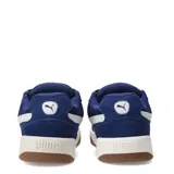 Championes urbanos Puma modelo Park Lifestyle Sk8 Sd, confeccionados en gamuza azul con la icónica franja lateral en blanco. Presentan una entresuela blanca y suela de goma color caramelo, ofreciendo un diseño inspirado en el skate.