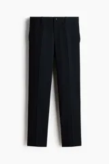 Pantalón sastrero de corte slim fit y diseño liso, color negro, con pliegues frontales, bolsillos laterales y cierre con botón.