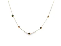 Collar de cadena de acero dorado con pequeñas piedras de colores engarzadas a lo largo de su longitud.