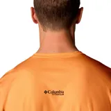 Remera técnica de alto rendimiento Columbia Titanium, color naranja, con tecnología de enfriamiento y protección solar. Presenta cuello redondo, mangas cortas y un diseño ergonómico ideal para actividades al aire libre.