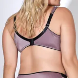 Soutien con aro de lycra color satín lila y puntilla negra. Breteles anchos regulables y gran cubrimiento de busto.