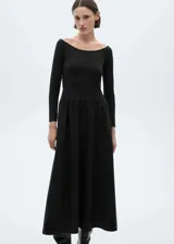 Vestido largo negro de diseño combinado, con cuerpo ajustado de algodón con elastano, cuello redondo y mangas largas, y falda evasé de algodón con detalles fruncidos en la cintura.