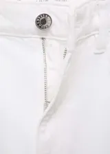 Jeans Danila wide leg de tiro alto, color blanco, con diseño de cinco bolsillos, trabillas para cinturón y bajo deshilachado.