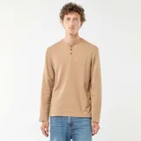 Camiseta de manga larga en color beige, con cuello panadero y cierre frontal de dos botones.