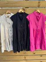 Vestido corto de lino con lurex, con cuello mao, mangas cortas y falda escalonada con volantes.