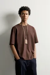 Camiseta relaxed fit de algodón color rojo, con cuello redondo y manga corta.
