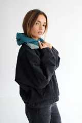 Balaclava de tejido de punto acanalado con diseño envolvente y logo bordado a contratono.