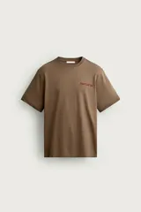 Camiseta regular fit de color marrón, con cuello redondo, manga corta y texto bordado a contraste en el pecho.