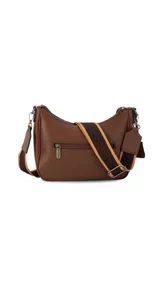 Bandolera de cuero sintético color marrón, con cierre trasero y división interna. Incluye correa de galón ajustable y un pequeño charm colgante.