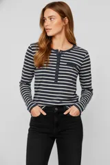 Remera de manga larga con cuello redondo y abertura frontal con botones. Presenta un estampado de rayas horizontales en azul marino y blanco.