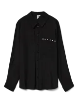 Camisa de manga larga con cuello clásico y calce regular, confeccionada en tejido plano de viscosa y nylon con acabado fluido. Presenta cierre frontal de botones, puños abotonados y un bolsillo frontal decorado con tachas metálicas.