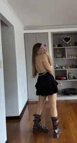 Top halter de color marrón con escote profundo, confeccionado en tela semitransparente con bordados florales y aplicaciones de lentejuelas brillantes.