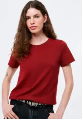 Camiseta básica de corte ajustado, con cuello redondo y mangas cortas, confeccionada en tejido de algodón suave.