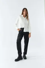 Pantalón de vestir color marrón satinado, de tiro medio, corte recto y con bolsillos laterales.