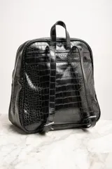 Mochila midi negra con detalles en color ladrillo y beige con textura símil piel de cocodrilo.