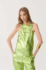 Musculosa verde lima metalizada de lino, con cuello redondo y sisas amplias.