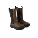 Bota de cuero color chocolate, de caña alta con elásticos laterales y tiradores en la parte superior. Suela de neolite color negro. Diseño artesanal fabricado en Uruguay.