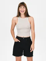 Musculosa de tejido acanalado color rosado, con cuello redondo y diseño sin mangas.