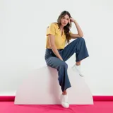 Blusa de manga corta color verde con cuello en V y textura acanalada.