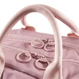 Mochila Puma Core College color rosa con logo dorado. Cuenta con apertura de compartimento principal con cierre bidireccional, correas ergonómicas acolchadas y ajustables, asas tubulares de transporte, ficha D para colgar accesorios en el frente, dos grandes bolsillos en los costados y compartimento para laptop con cierre bidireccional.