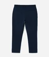 Pantalón de sastrería corte slim, color azul marino, con cintura elástica, trabillas para cinturón, cierre tradicional y bolsillos laterales.
