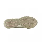 Championes New Balance modelo 204L, de diseño deportivo en tonos crema y blanco con detalles en rosa suave. Presentan una estructura combinada de malla y paneles sintéticos, con el logo lateral característico y una suela de goma resistente.